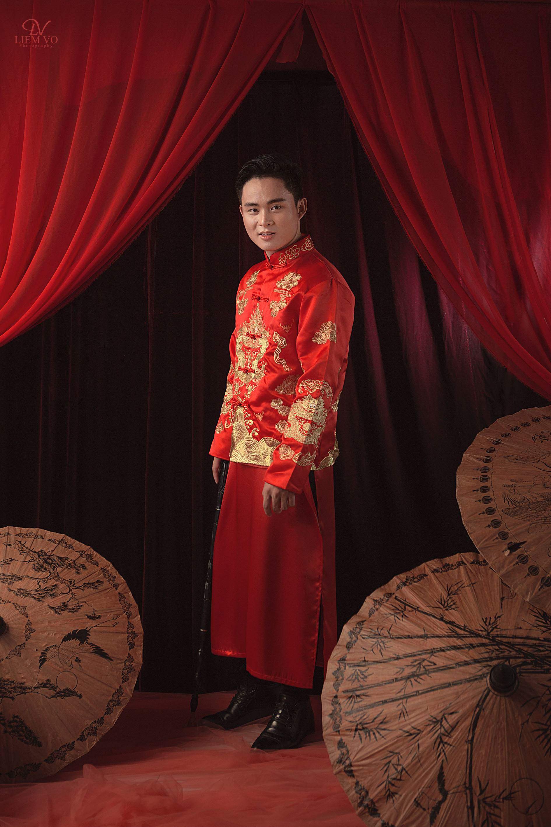 Chụp ảnh cưới với áo khoả Trung Quốc