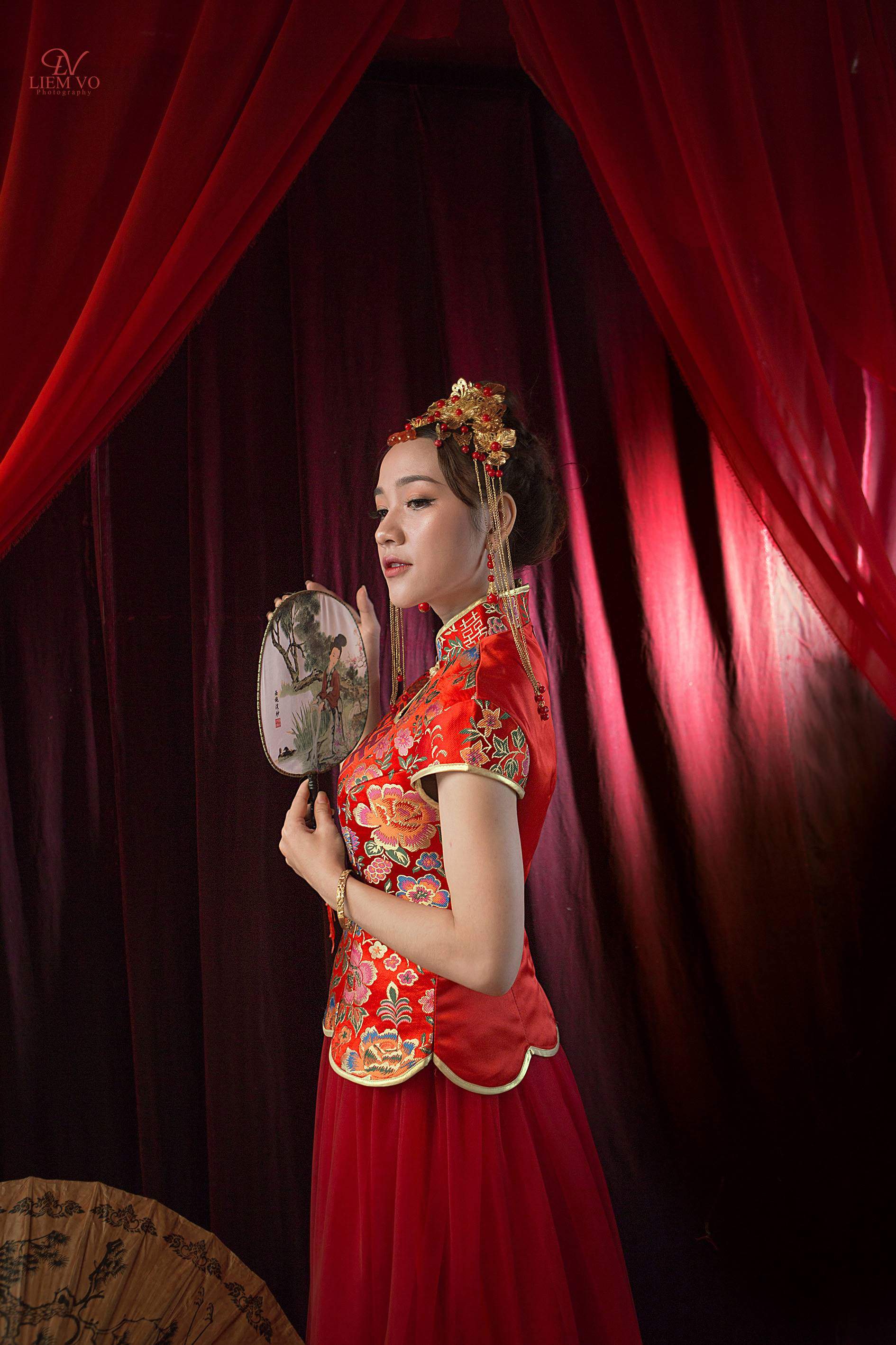 Chụp ảnh cưới với áo khoả Trung Quốc