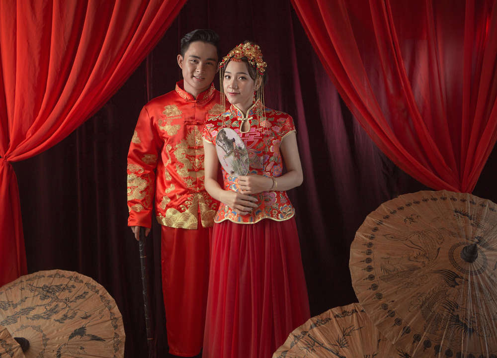 Chụp ảnh cưới với áo khoả Trung Hoa