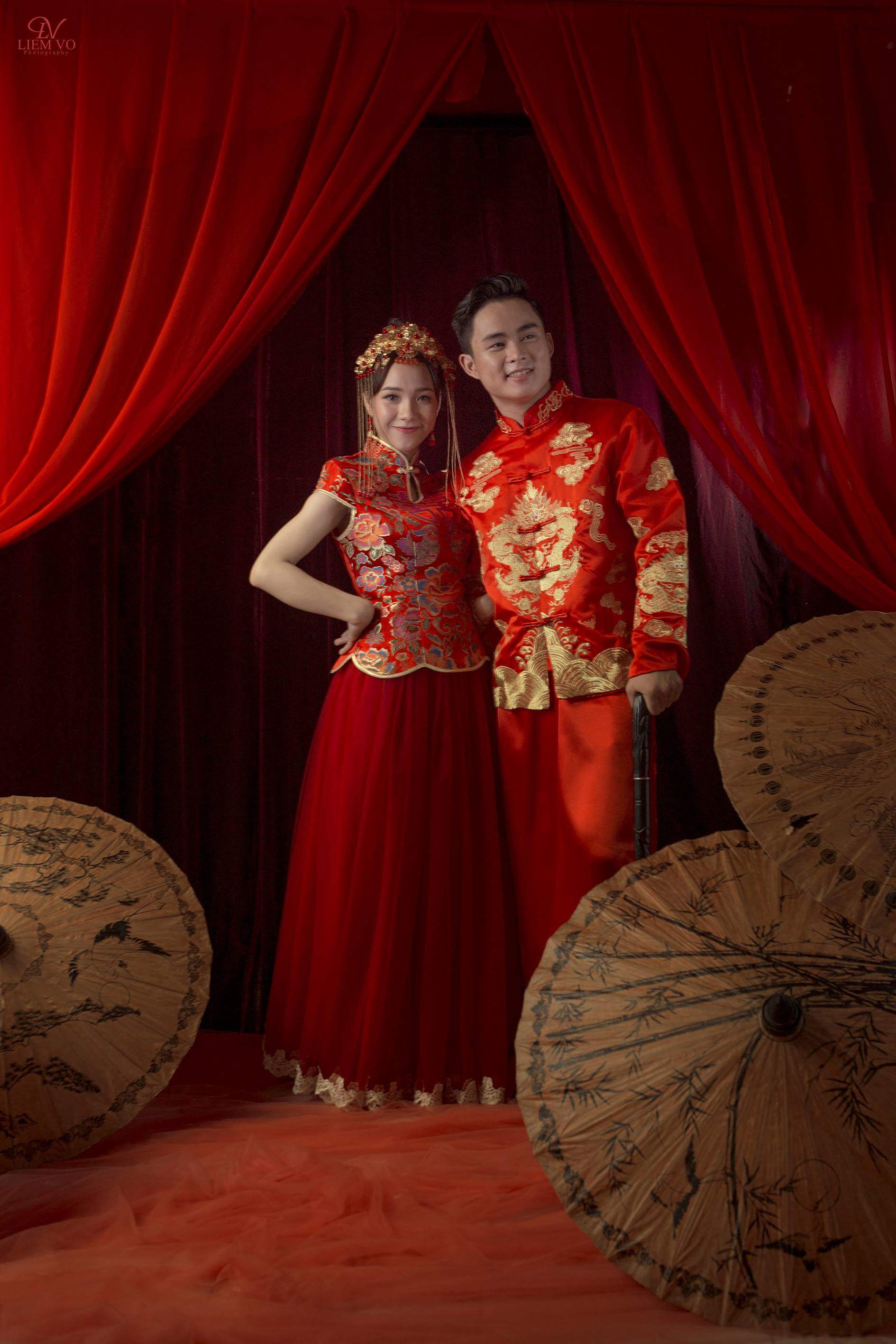 Chụp ảnh cưới với áo khoả Trung Hoa